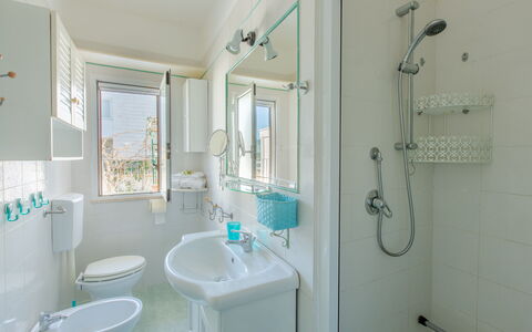 Casa Laura: Interior Design, Pavimentazione, Pavimento, Idraulico Fixture, Bagno, Soffitto, Camera, Lavandino Del Bagno, Casa, Lavello