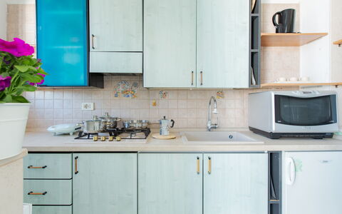 Casa Laura: Blu, Cucina, Elettrodomestico Da Cucina, Controsoffitto, Apparecchio Major, Legna, Cabinetry, Pavimentazione, Lavandino Della Cucina, Interior Design