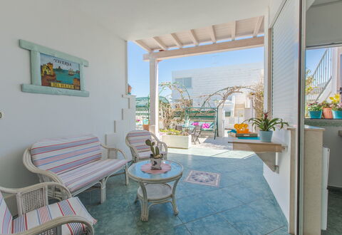 Casa Laura: Mobilia, Interior Design, Vaso Di Fiori, Appartamento, Pavimento, Sedia, Pianta Della Casa, Balcone, Shade, Design