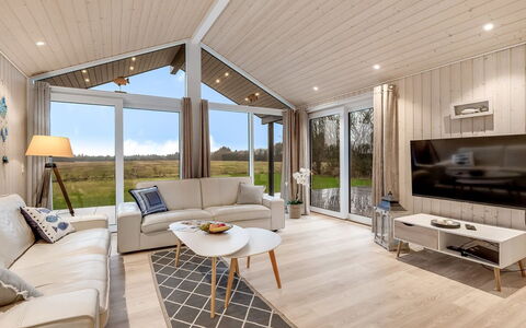Corina - 850M to the Fjord: Soffitto, Interior Design, Soggiorno, Casa, Divano, Lampada, Latifoglie, Sedia