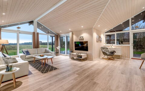 Corina - 850M to the Fjord: Legna, Soffitto, Interior Design, Pavimentazione, Pavimento, Casa, Soggiorno, Pavimento In Legno, Divano, Latifoglie