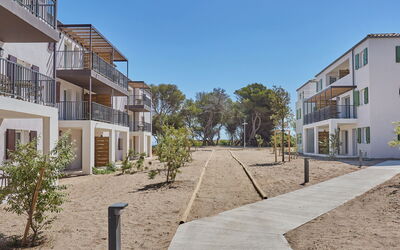 Résidence Odalys Collection Riviera 101.9: Cielo, Giorno, Architettura, Zona Residenziale, Appartamento, Lotto, Urban Design, Materiale Composito, Shade, Uso Misto