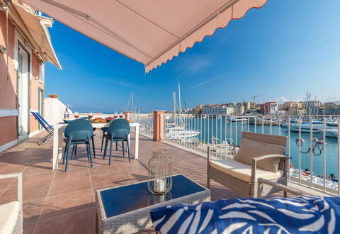 Sospiri Sul Mare: Cielo, Acqua, Proprietà, Costruzione, Blu, Azzurro, Shade, Mobili Da Esterno, Tavolo, Piscina