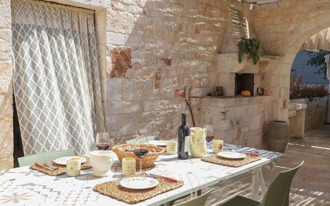 Country Trullo Rosso With Jacuzzi Alberobello: Tavolo, Proprietà, Tavola, Cibo, Legna, Interior Design, Bottiglia, Tovaglia, Pavimento, Tenda
