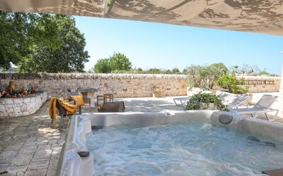 Country Trullo Rosso with Jacuzzi Alberobello