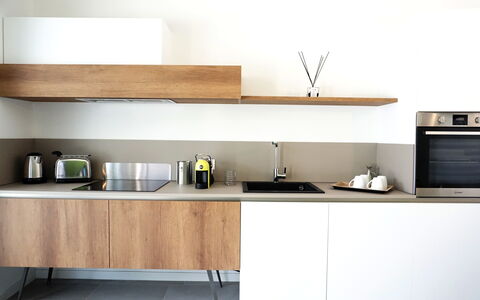Apartments In Villa Selva, Locorotondo, Puglia: Cabinetry, Proprietà, Mobilia, Controsoffitto, Cucina, Elettrodomestico, Costruzione, Lavandino Della Cucina, Rubinetto, Legna