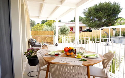 Apartments In Villa Selva, Locorotondo, Puglia: Tavolo, Mobilia, Pianta, Proprietà, Sedia, Costruzione, Tavola, Vaso Di Fiori, Tavolo Esterno, Tessile