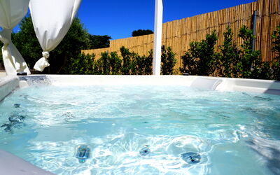 Apartments In Villa Selva, Locorotondo, Puglia: Acqua, Giorno, Costruzione, Cielo, Luce, Blu, Piscina, Verde, Mondo, Azzurro