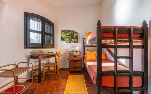 Capo Boi: Proprietà, Mobilia, Letto A Castello, Finestra, Cornice, Legna, Interior Design, Architettura, Pavimento, Tavolo