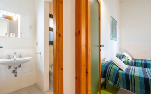 Capo Boi: Specchio, Lavello, Costruzione, Rubinetto, Idraulico Fixture, Lavandino Del Bagno, Bagno, Comfort, Illuminazione, Interior Design