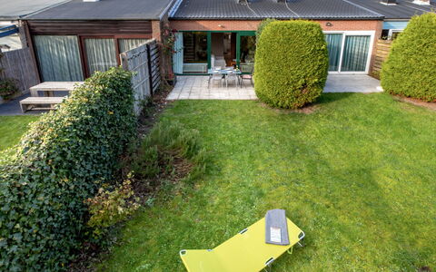 Zonnehof Nieuwvliet-Bad: Arbusto, Zona Residenziale, Giardino, Casa, Casa, Tetto, Lotto, Prato, Groundcover