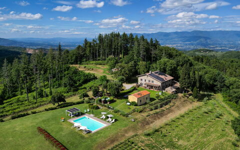 Montelucci Chianti Agrivilla: Nube, Cielo, Pianta, Proprietà, Montagna, Blu, Paesaggio Naturale, Albero, Lotto, Casa