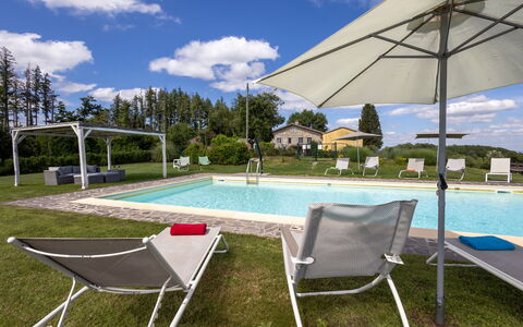 Montelucci Chianti Agrivilla: Acqua, Nube, Cielo, Mobilia, Proprietà, Piscina, Costruzione, Shade, Pianta, Mobili Da Esterno
