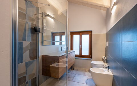 Al Torrione: Specchio, Rubinetto, Idraulico Fixture, Lavello, Costruzione, Bagno, Legna, Interior Design, Pavimentazione