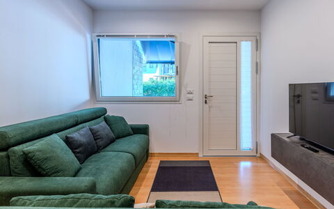 Rolando: Mobilia, Interior Design, Pavimentazione, Divano, Pavimento, Parete, Legna, Soffitto, Camera, Soggiorno