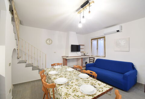 Casa Rosada With Outdoor In Budoni: Tavolo, Proprietà, Mobilia, Cornice, Divano, Legna, Interior Design, Sedia, Illuminazione, Architettura