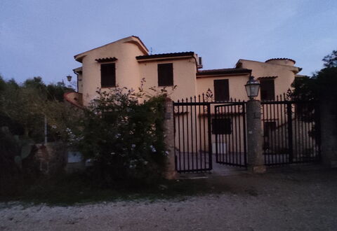 Appartamento Tavernella In Budoni: Pianta, Cielo, Proprietà, Costruzione, Finestra, Nube, Lotto, Casa, Albero, Paesaggio