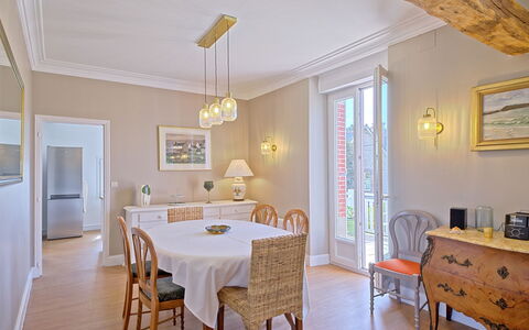 Ty Poulpry: Mobilia, Interior Design, Pavimentazione, Parete, Legna, Pavimento, Soffitto, Sala Da Pranzo, Camera, Tavolo