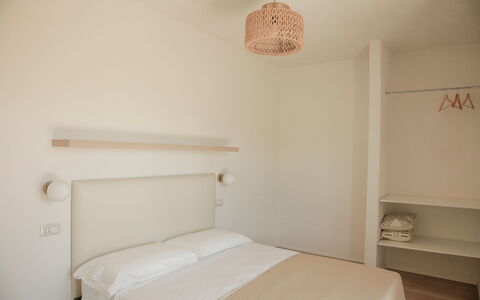 Villa Mariarosaria - Dimora Esclusiva con Piscina: Camera Da Letto, Letto, Interior Design, Lenzuolo, Bedding, Soffitto, Pavimento, Telaio Del Letto, Mobilia, Camera