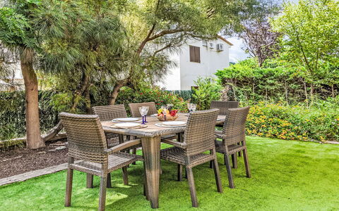 Villa Brava: Tavolo, Pianta, Mobilia, Sedia, Albero, Tavolo Esterno, Mobili Da Esterno, Paesaggio Naturale, Shade, Vegetazione
