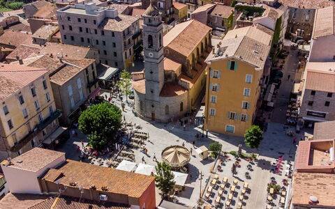 Villa Sallena: Costruzione, Città, Finestra, Cittadina, Zona Urbana, Spazio Pubblico, Facciata, Quartiere, La Piazza Cittadina, Architettura