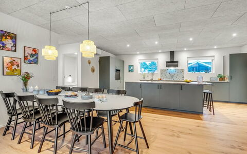 Liutulf - 350M to the Fjord: Mobilia, Interior Design, Pavimentazione, Pavimento, Soffitto, Camera, Sedia, Tavolo, Appartamento, Cucina & Sala Da Pranzo Tavolo