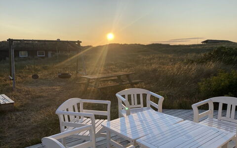 Adrienne - 490M from the Sea: Cielo, Mobilia, Orizzonte, Crepuscolo, Tramonto, Sole, Alba, Mobili Da Esterno, Tavolo Esterno, Afterglow