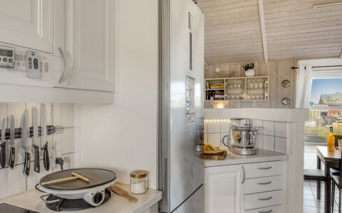 Adrienne - 490M from the Sea: Cucina, Elettrodomestico Da Cucina, Controsoffitto, Interior Design, Apparecchio Major, Cabinetry, Pavimentazione, Elettrodomestico, Legna, Soffitto