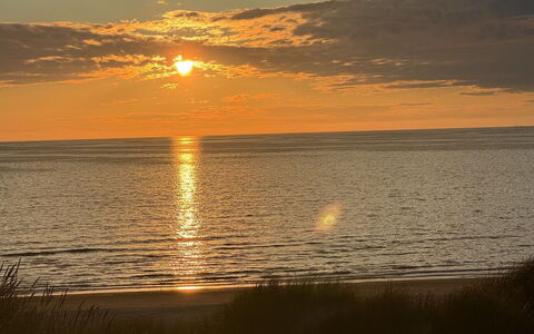 Adrienne - 490M from the Sea: Sole, Risorse Idriche, Acqua, Orizzonte, Corpo D'Acqua, Tramonto, Afterglow, Arancia, Giallo, Spiaggia