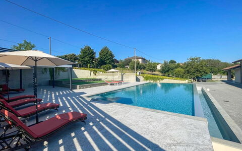 Tenuta Bricco San Giorgio: Piscina, Materiale Composito, Ricorrere, Giochi D'Acqua, Landscaping, Giardino, Shade, Flagstone, Eco Hotel, Reflecting Pool
