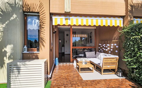 By the Lake: Legna, Mobilia, Mobili Da Esterno, Casa, Shade, Balcone, Sedia, Color Legno, Appartamento, Cortile