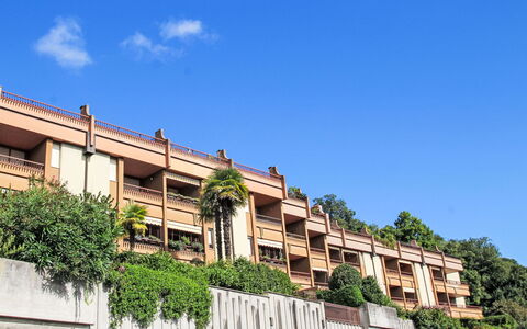 By the Lake: Cielo, Costruzione, Pianta, Finestra, Urban Design, Nube, Albero, Legna, Facciata