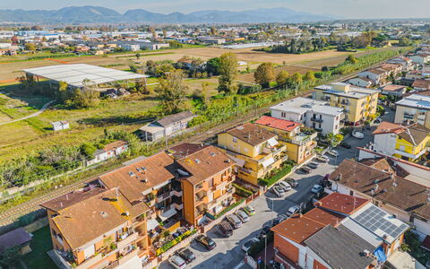 Menesini: Costruzione, Cielo, Proprietà, Finestra, Casa, Urban Design, Pianta, Quartiere, Zona Residenziale, Paesaggio Urbano