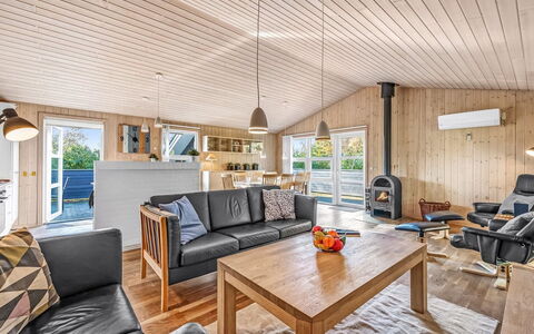 Efka - 600M to the Fjord: Mobilia, Interior Design, Pavimentazione, Pavimento, Soffitto, Camera, Sedia, Tavolo, Appartamento, Cucina & Sala Da Pranzo Tavolo