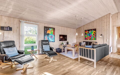 Efka - 600M to the Fjord: Mobilia, Interior Design, Pavimentazione, Pavimento, Soffitto, Camera, Sedia, Tavolo, Appartamento, Cucina & Sala Da Pranzo Tavolo