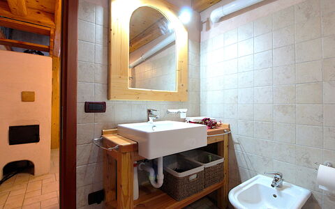 Baita Mountain View Pale San Martino: Specchio, Rubinetto, Lavello, Idraulico Fixture, Proprietà, Lavandino Del Bagno, Bagno, Legna, Costruzione, Interior Design