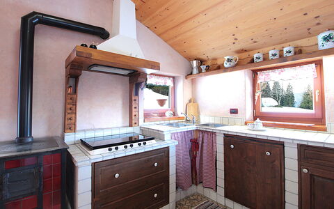 Baita Mountain View Pale San Martino: Cabinetry, Controsoffitto, Proprietà, Mobilia, Cassetto, Cucina, Legna, Interior Design, Finestra, Illuminazione
