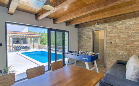 Kal: Proprietà, Piscina, Finestra, Azzurro, Legna, Pianta, Interior Design, Architettura, Shade, Acqua