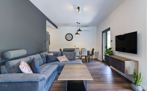 Kal: Mobilia, Proprietà, Pianta, Divano, Tavolo, Azzurro, Legna, Interior Design, Illuminazione, Soggiorno