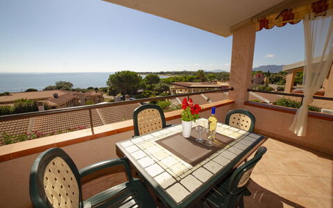 Bilocale Apartments Seaside: Mobilia, Appartamento, Balcone, Shade, Sedia, Ricorrere, Cucina & Sala Da Pranzo Tavolo, Pianta Della Casa, Eco Hotel, Color Legno