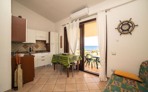 Trilocale Apartments Seaside: Mobilia, Pavimentazione, Pavimento, Interior Design, Sedia, Mare, Tavolo, Cucina & Sala Da Pranzo Tavolo, Color Legno, Oceano