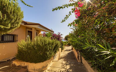 Trilocale Apartments Seaside: Arbusto, Casa, Giardino, Landscaping, Shade, Driveway, Cortile, Hacienda, Passerella, Backyard
