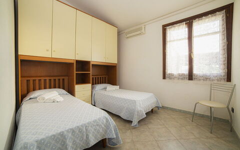 Villino Trilocale Apartments Seaside: Pavimento, Interior Design, Camera Da Letto, Letto, Pavimentazione, Appartamento, Mobilia, Camera, Telaio Del Letto, Soffitto