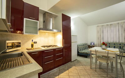Trilocale Villa 1: Cucina, Elettrodomestico Da Cucina, Pavimentazione, Interior Design, Apparecchio Major, Controsoffitto, Legna, Pavimento, Mobilia, Soffitto