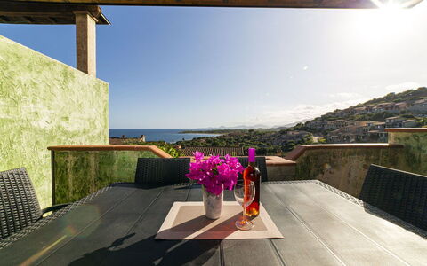 Villetta Seaside Sardegna: Ricorrere, Balcone, Sedia, Eco Hotel, Mobili Da Esterno, Shade, Landscaping, Piscina, Pianta Della Casa, Villa