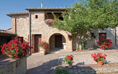 La Palazzina, Ville Di Corsano, Home And Pool: Fiore, Pianta, Costruzione, Proprietà, Finestra, Cielo, Casa, Architettura, Vaso Di Fiori, Porta
