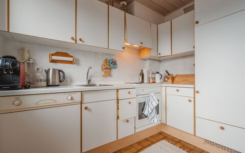 Daniele: Legna, Pavimentazione, Cabinetry, Interior Design, Cucina, Elettrodomestico Da Cucina, Controsoffitto, Pavimento, Apparecchio Major, Cassetto