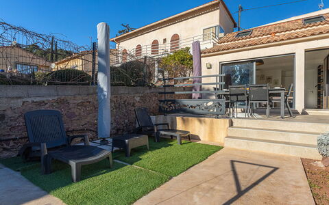 Maison Fabrégas: Zona Residenziale, Casa, Shade, Estate, Giardino, Balcone, Cortile, Mobili Da Esterno, Flagstone
