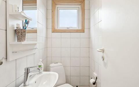Torbjörn - 100M from the Sea: Parete, Pavimentazione, Pavimento, Idraulico Fixture, Interior Design, Toilet Seat, Gabinetto, Bagno, Lavello, Soffitto