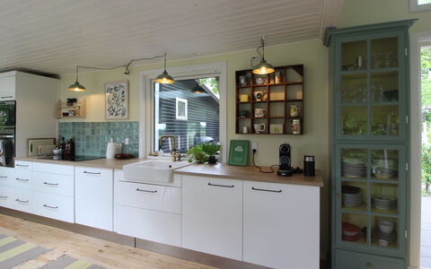 Mielikki - 2Km from the Sea: Interior Design, Cabinetry, Controsoffitto, Cucina, Pavimentazione, Mobilia, Lampada, Cassetto, Soffitto, Credenza